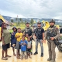 Satgas Ops Damai Cartenz Perkuat Kedekatan Sosial Lewat Pendekatan Humanis di Paniai