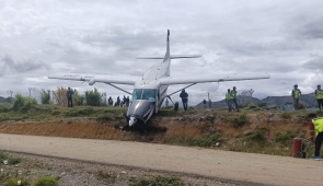 Mendarat di Bandara Tiom, Pesawat Smart Air Tergelincir dan Keluar Landasan Pacu