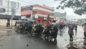 Ricuh Demo Tolak Darurat Militer dan Investasi di Papua:Tiga Terluka, Mobil PDAM Dibakar