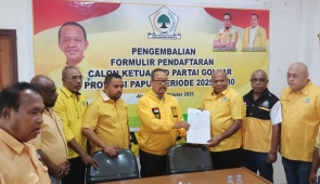 Mathius Fakhiri Resmi Kembalikan Berkas Pencalonan Sebagai Ketua DPD Golkar Papua 2025 - 2030
