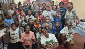 Satgas Damai Cartenz Salurkan Bantuan kepada Anak Panti Asuhan Terdampak Kebakaran
