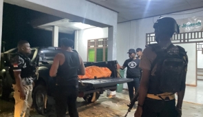 Personil Satgas Damai Cartenz dan Polres Yahukimo Evakuasi Jasad Seorang Wanita yang Tewas Dibunuh di Yahukimo