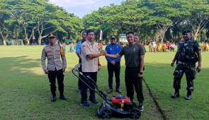 Anggota DPR Papua Wagus Hidayat Serahkan Bantuan Fasilitas Lapangan Bola ke Batalyon Raider 751/VJS