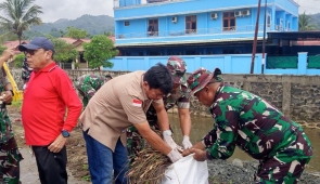 Karya Bakti Kodam Cenderawasih, Ajak Warga Jayapura Jaga Kebersihan di Pasar Youtefa dan Aliran Kali Siburogoni
