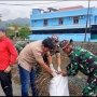 Karya Bakti Kodam Cenderawasih, Ajak Warga Jayapura Jaga Kebersihan di Pasar Youtefa dan Aliran Kali Siburogoni