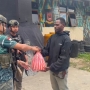 Personel Operasi Damai Cartenz Gelar Kegiatan Humanis Bersama Warga Enarotali