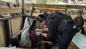 Satgas Damai Cartenz Gelar Pemeriksaan Kesehatan dan Interaksi Humanis Bersama Masyarakat Sinak