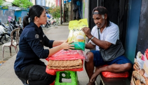 Satgas Humas Ops Damai Cartenz Berbagi Bersama Warga dan Anak-Anak di Jayapura