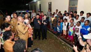 Wujud Kepedulian Pemerintah, Gubernur Papua Kunjungi Anak Panti Asuhan yang Mengungsi Akibat Kebakaran