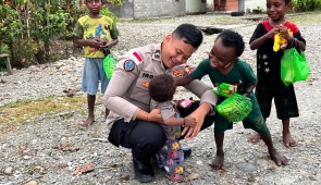 Momen Penuh Keceriaan Personel Satgas Ops Damai Cartenz Bersama Anak-Anak Mimika