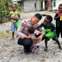 Momen Penuh Keceriaan Personel Satgas Ops Damai Cartenz Bersama Anak-Anak Mimika