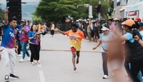 Berlari Tanpa Alas Kaki, Mia Hisage Juarai BRC Electric Run PLN 2025 di Wamena Jayawijaya 