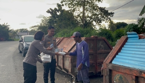 Satgas Ops Damai Cartenz Tanamkan Nilai Kepedulian Lewat Aksi Berbagi di Jalanan Timika