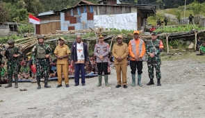 Pemkab Nduga Serahkan Bantuan Keluarga Korban Banjir Bandang di Distrik Dal, 15 Orang Masih Hilang