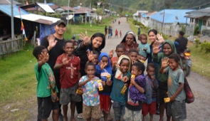 Satgas Ops Damai Cartenz Berbagi Kebahagiaan dengan Anak anak di Sinak Puncak