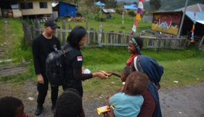 Personel Satgas Ops Damai Cartenz Berbagi Kebersamaan dengan Masyarakat Sinak