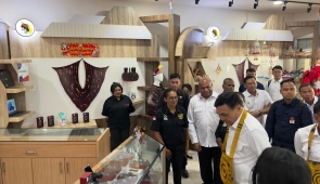 Menko Polkam dan Kepala BIN ke Papua Tinjau PYCH, Berikan Tali Asih kepada Pelajar dan Tokoh Adat