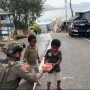 Keceriaan Anak anak di Paniai Timur, Mendapatkan Makanan Gratis dari Personil Satgas Damai Cartenz