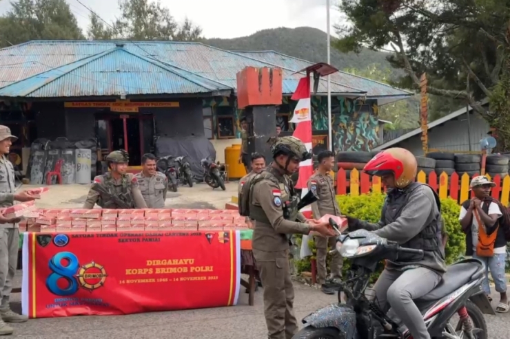 Rayakan HUT Brimob ke-80, Satgas Damai Cartenz Sektor Paniai Tebar Kepedulian Lewat Pembagian Makanan