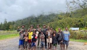 Tebar Keceriaan Personel Ops Damai Cartenz untuk Anak anak Bibida