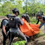 Satgas  Ops Damai Cartenz dan Polres Yahukimo Bertindak Cepat Evakuasi Jenazah Pekerja Bangunan di Yahukimo