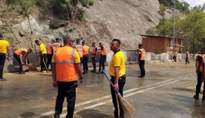 Polda Papua Bergerak Cepat Turunkan Personil Bersihkan Jalan Ringroad dari Sisa Material Longsor