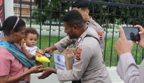 Satgas Humas Ops Damai Cartenz Berbagi Keceriaan Dengan Anak-Anak Nolokla Sentani