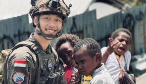 Sentuhan Peduli Satgas Damai Cartenz untuk Anak anak Intan Jaya