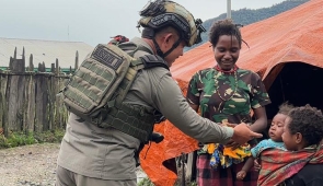 Selain Menjaga Keamanan, Personel Damai Cartenz Berbagi Makanan Mie Instan dan Snack Kepada Masyarakat Puncak