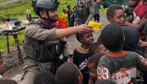 Indahnya Berbagi Satgas Damai Cartenz Bersama Masyarakat Sinak Puncak